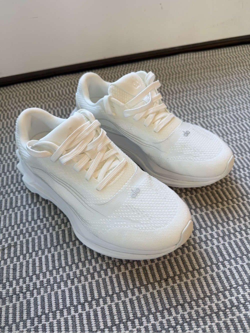 ALO running shoes women’s 7, men’s 5.5 like new prestige condition !